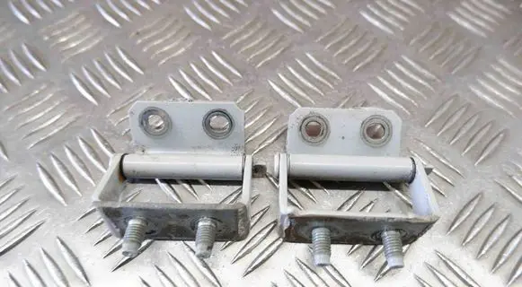 Tailgate/trunk/boot hinge