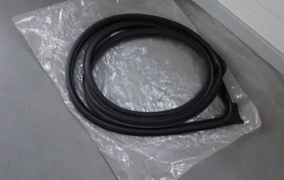 Opel Mokka X Front door rubber seal 95384109