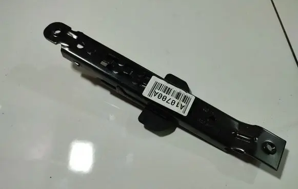 Volkswagen Polo IV 9N3 Seat belt adjustment rail 8q0857819