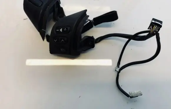 Steering wheel buttons/switches