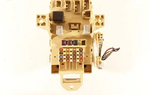 Toyota Yaris Fuse module 827300D040