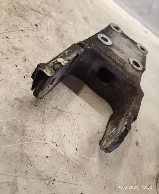 Peugeot 407 Engine mounting bracket 9646119980