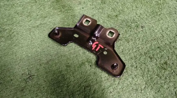 Maserati GranTurismo II Fender mounting bracket 