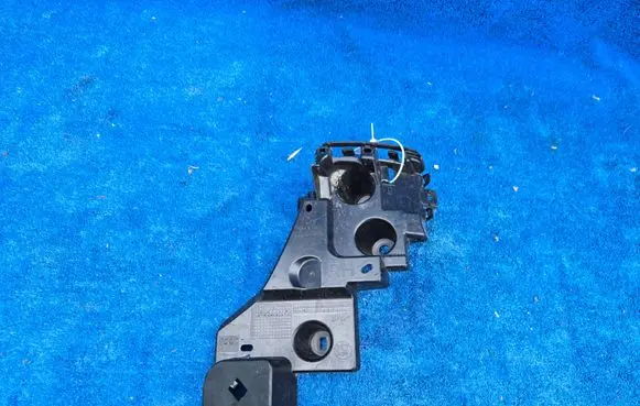 BMW 5 G60 G61 Rear bumper mounting bracket 5A0F8B2