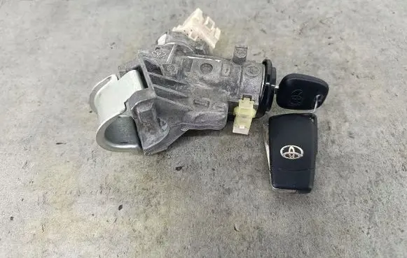 Toyota Yaris Ignition lock 450200D04