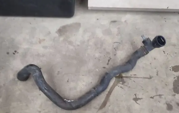 Volkswagen Golf V Engine coolant pipe/hose