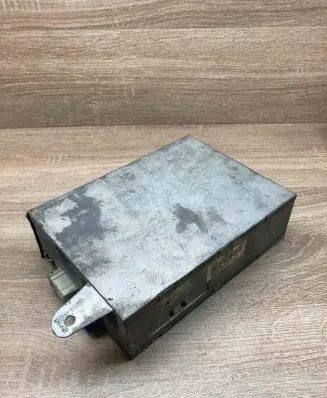 BMW 5 E39 Front door lower hinge 6901456