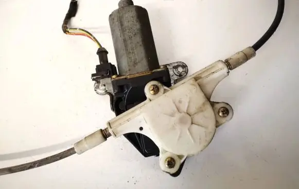 Seat Toledo I (1L) Front door window regulator motor 0130821667