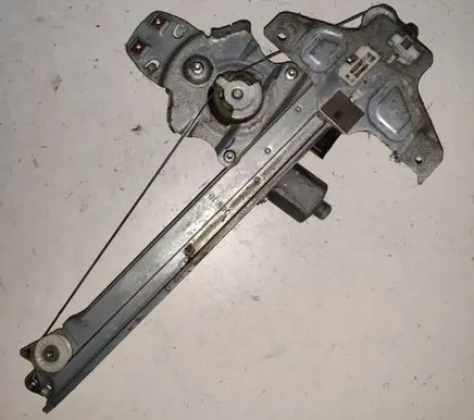 Rear door manual window regulator