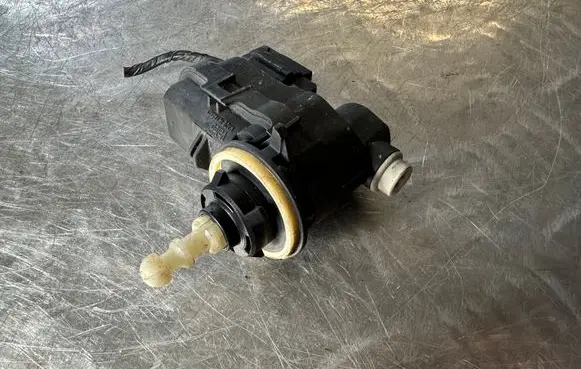 Peugeot 3008 I Headlight level adjustment motor 89037159