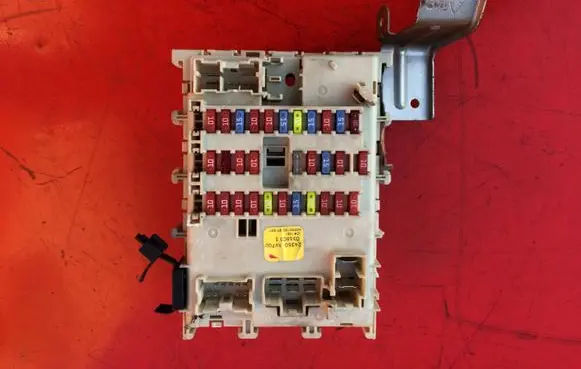 Nissan Primera Fuse module 24350AV700