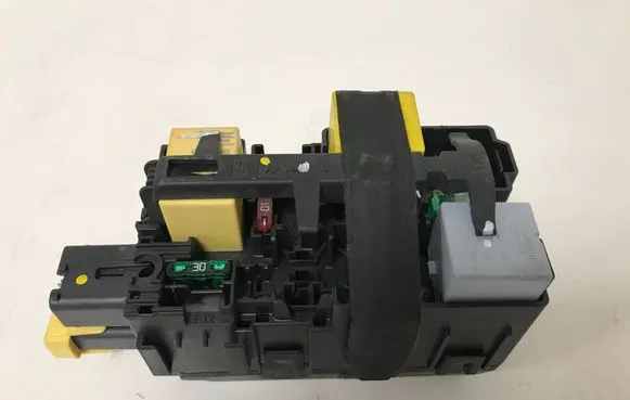Peugeot 208 Fuse module 9806192580