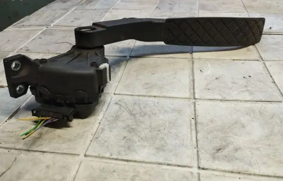 Volkswagen Touareg I Accelerator throttle pedal 7L6723507 6PV00777024
