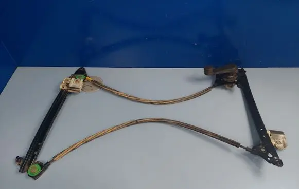 Rear door manual window regulator