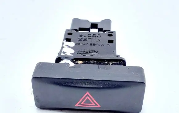 Nissan X-Trail T31 Hazard light switch 06016