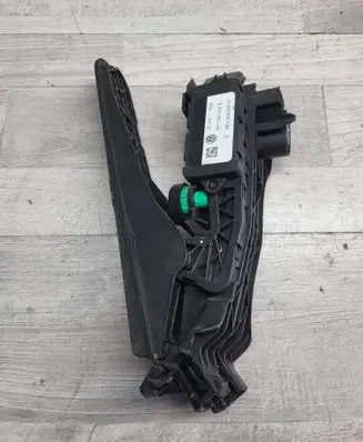 Accelerator throttle pedal