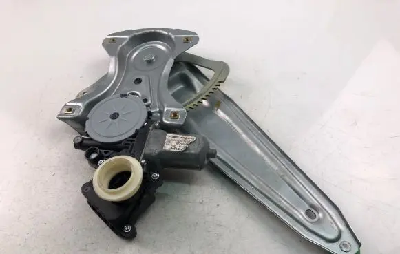 Toyota Avensis T270 Front door electric window regulator 8570202020