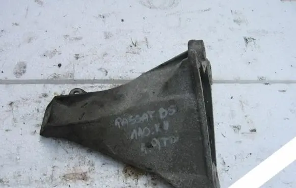 Volkswagen PASSAT B4 Engine mount vacuum valve 