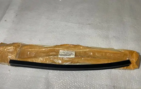 Ford Escape Rubber seal front door window/glass YL8Z-7820568-BA YL8Z7820568BA