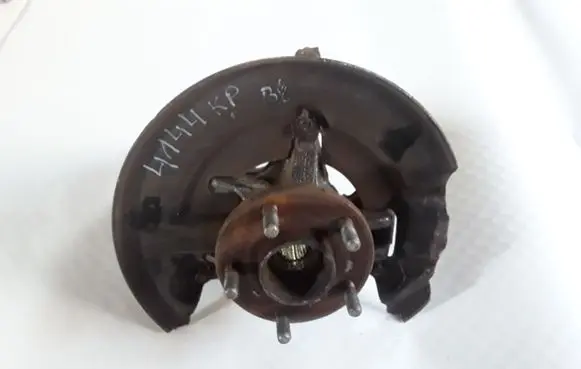 Ford Focus Front wheel hub AV613K171