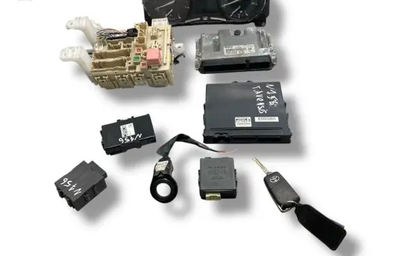 Toyota Avensis T270 Engine ECU kit and lock set 8966105F50 0281031700 892600510