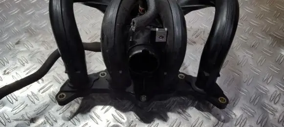Toyota Yaris Intake manifold