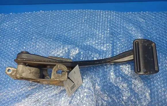 Mercedes-Benz E W211 Brake pedal A2112900119