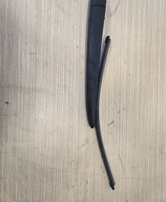Rear wiper blade arm
