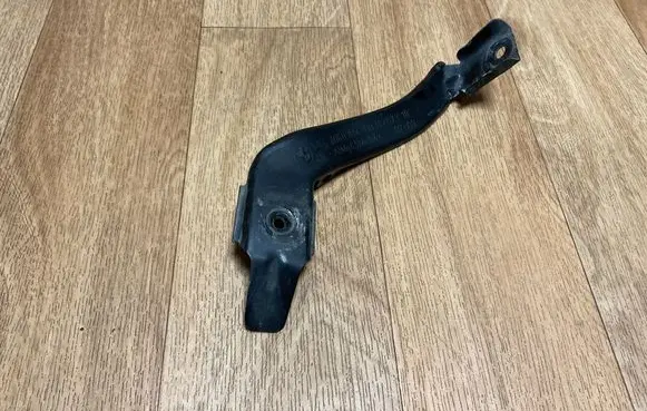 BMW 5 E60 E61 Fender mounting bracket 7060814