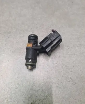 Skoda Fabia Mk2 (5J) Fuel injector 03C906031 7131N03335