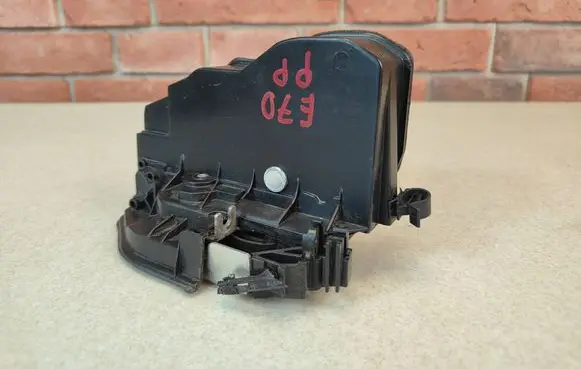 BMW X5 E70 Front door lock 7202146