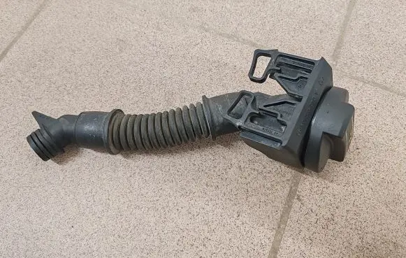 Mercedes-Benz A W169 Oil fill pipe A6400100369