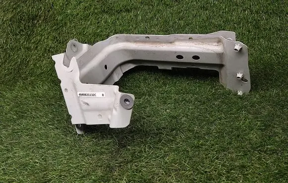 Audi Q7 4M Fender mounting bracket 4M0821132C 4M0821138B