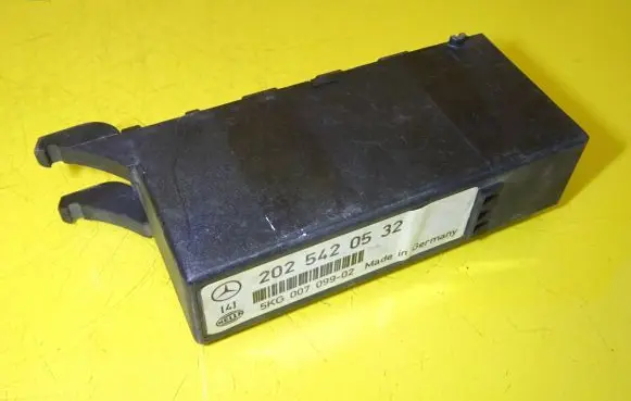 Mercedes-Benz C W202 Light module LCM 2025420532