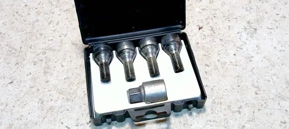 Opel Astra H Anti-theft wheel nuts and lock 
