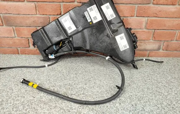 Windshield washer fluid reservoir/tank