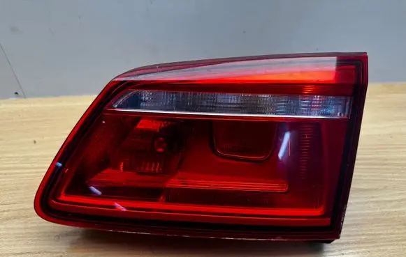 Tailgate rear/tail lights