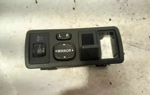 Toyota Avensis Verso Wing mirror switch 183574