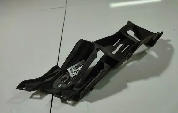 Volkswagen Golf V Front bumper mounting bracket