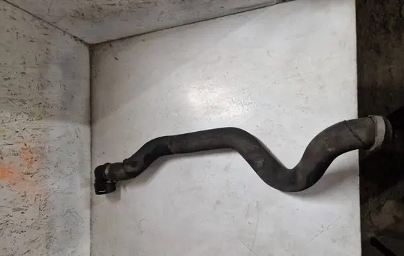 Engine coolant pipe/hose