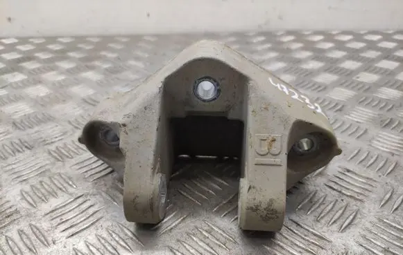 Nissan X-Trail T32 Engine mounting bracket