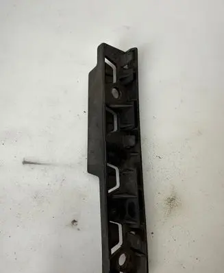 Front bumper mounting bracket