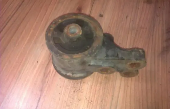 Mazda 626 Engine mount bracket