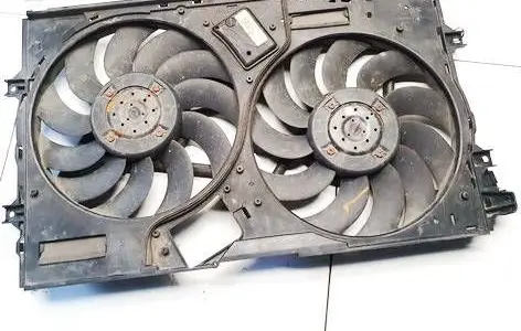 Radiator cooling fan shroud