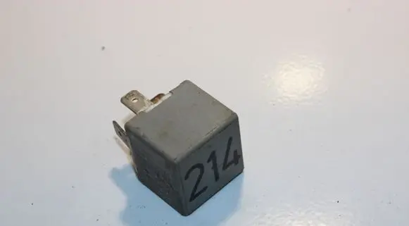 Volkswagen PASSAT B5 Other relay 443951253