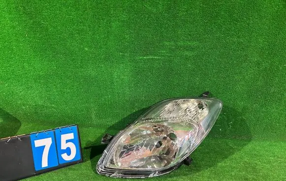 Toyota Yaris Headlight/headlamp 811700D350