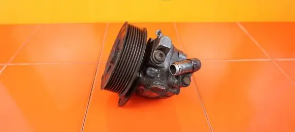 Land Rover Discovery 3 - LR3 Power steering pump 7H223A696AB