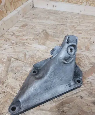 Engine mounting bracket