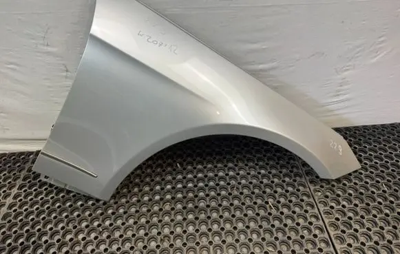 Mercedes-Benz E C207 W207 Fender 