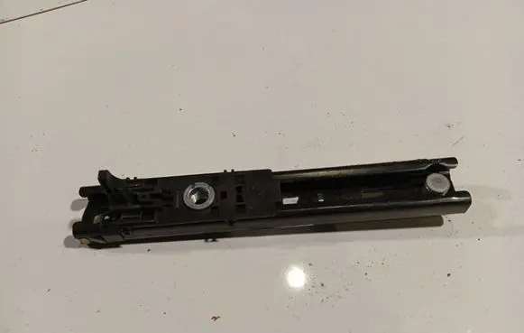 Renault Clio III Seat belt adjustment rail 33032703